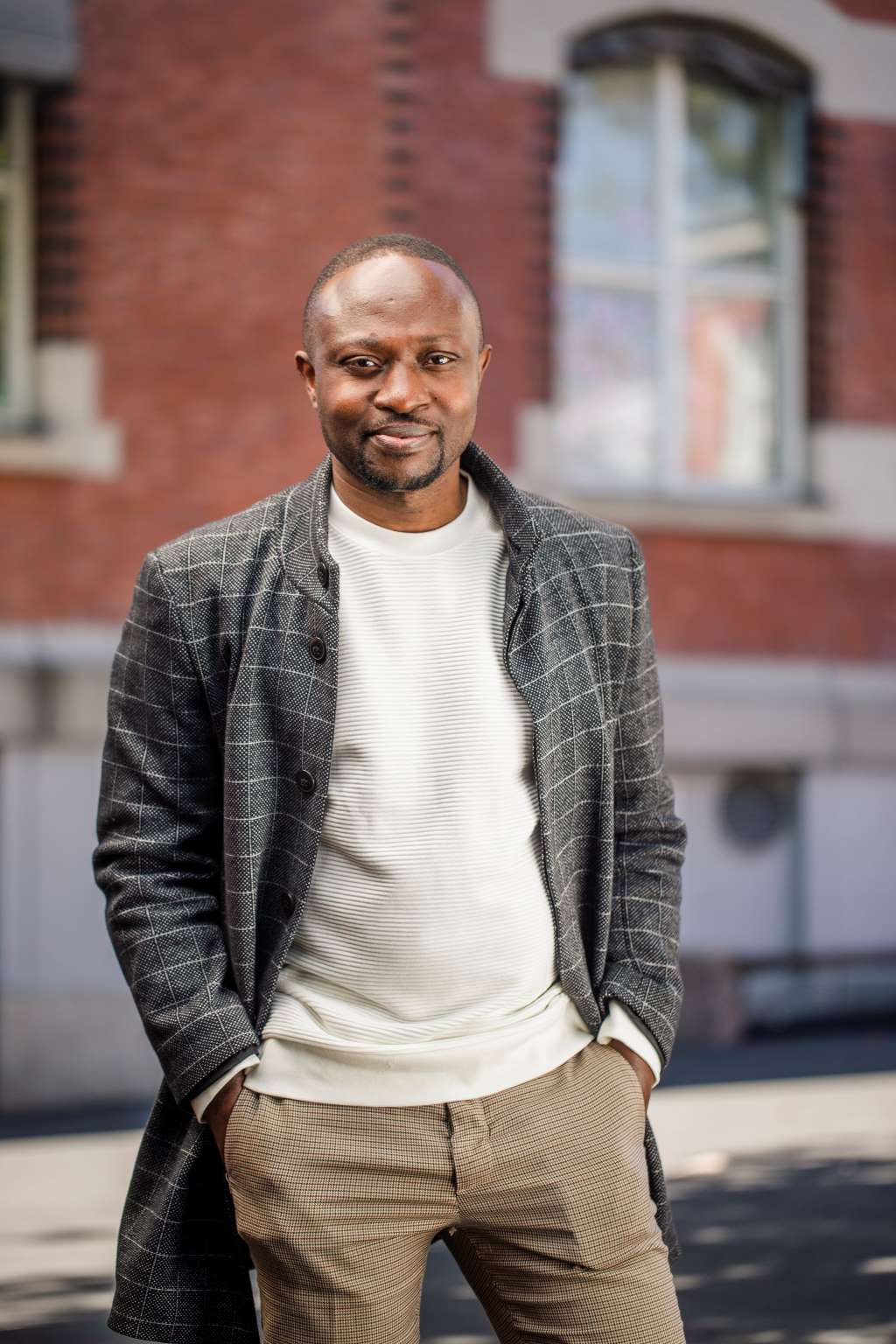 Frank Owusu Portrett Lærer Frank Owusu har brukt avvergingsplikten flere ganger. Avvbildet foran skolen.